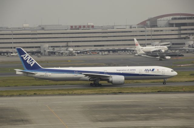 BOEING 777-300 (JA787A) - Taxing at Tokyo-Haneda Intl Airport on 2014/10/27