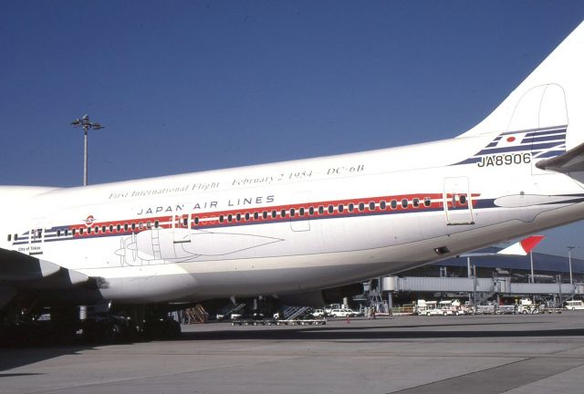 Boeing 747-400 (JA8906)