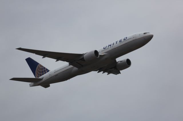 Boeing 777-200 (N210UA)
