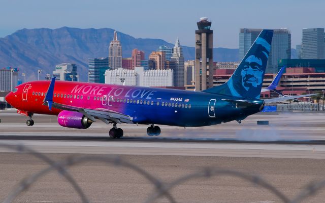 Boeing 737-900 (N493AS) - Aircraft N493AS touches down on its left wheel first due to the windy weather.