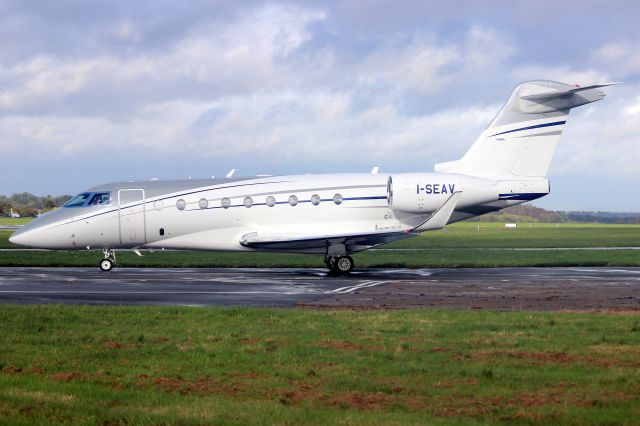 IAI Gulfstream G280 (I-SEAV) - Servizi Aerei Gulfstream G280 taxiing to depart rwy 21 on 1-Nov-23 returning to LIML as SNM833.