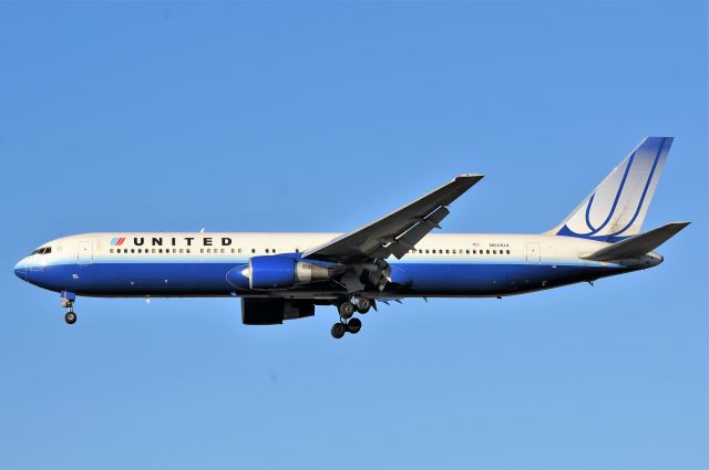 BOEING 767-300 (N641UA)