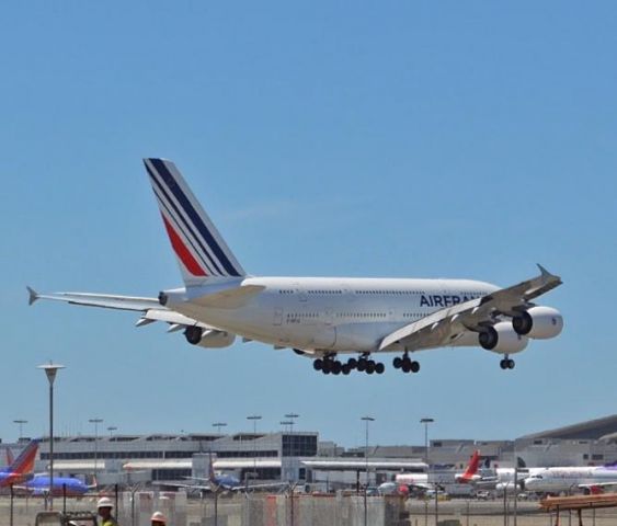 Airbus A380-800 —