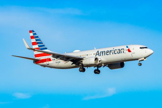 Boeing 737-800 (N992NN) - American Airlines 737-800 landing at DFW on 12/25/22. Taken with a Canon R7 and Tamron 70-200 G2 lens.