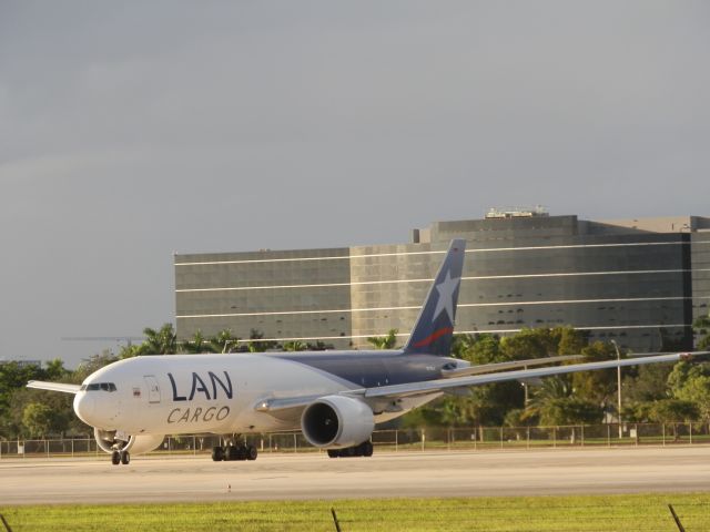 BOEING 777-200LR (N776LA)