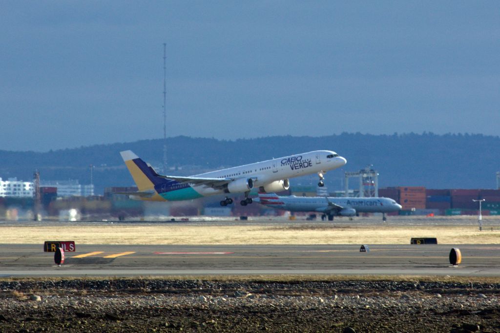 Boeing 757-200 (D4-CCH)