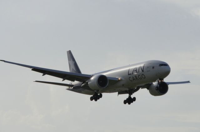 BOEING 777-200LR (N776LA)