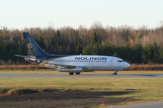 Boeing 737-200 (C-GNLW)