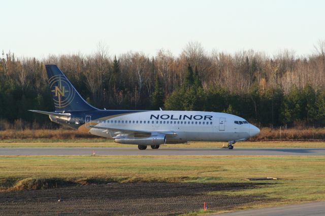 Boeing 737-200 (C-GNLW)