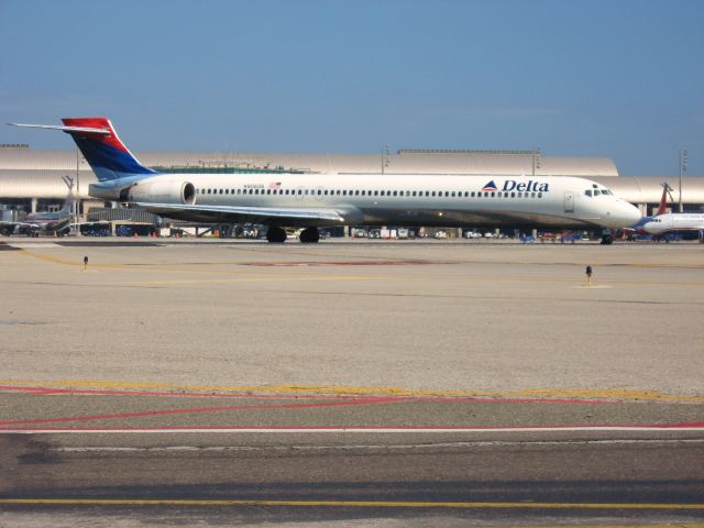 McDonnell Douglas MD-90 (N906DA) - Turning onto RWY 19R