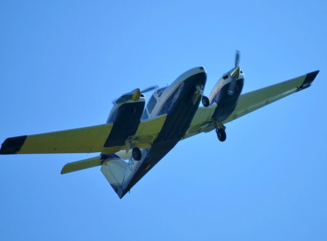 Piper PA-44 Seminole (C-FGKD) - Approaching rwy 32