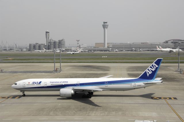 BOEING 777-300 (JA787A) - Taxing at Tokyo-Haneda Intl Airport on 2015/04/17