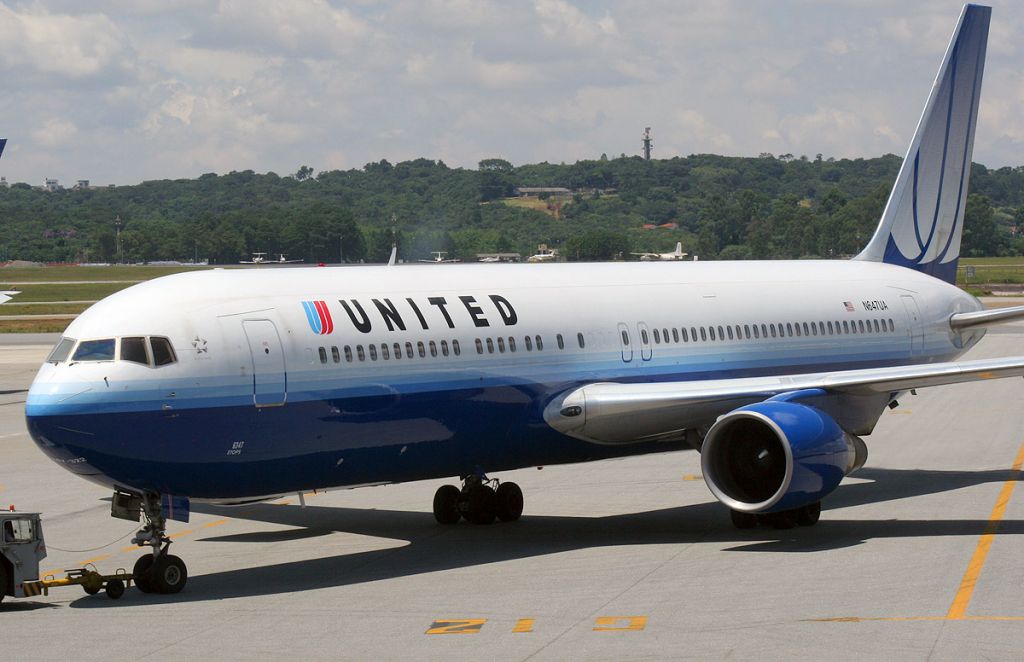 BOEING 767-300 (N647UA)