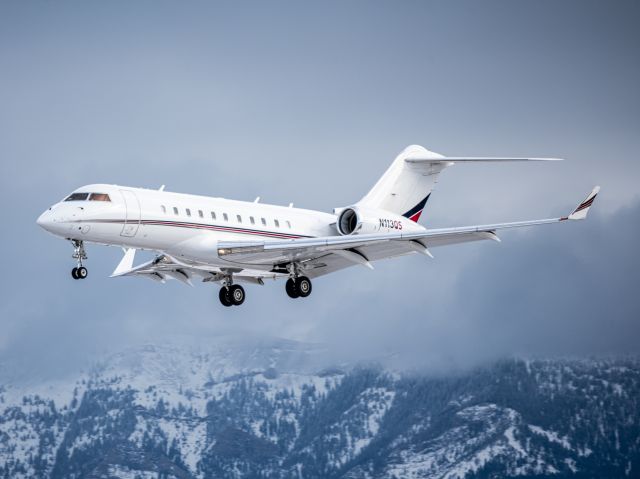 Bombardier Global 5000 (N113QS)