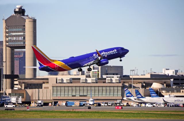 Boeing 737-800 (N8322X)