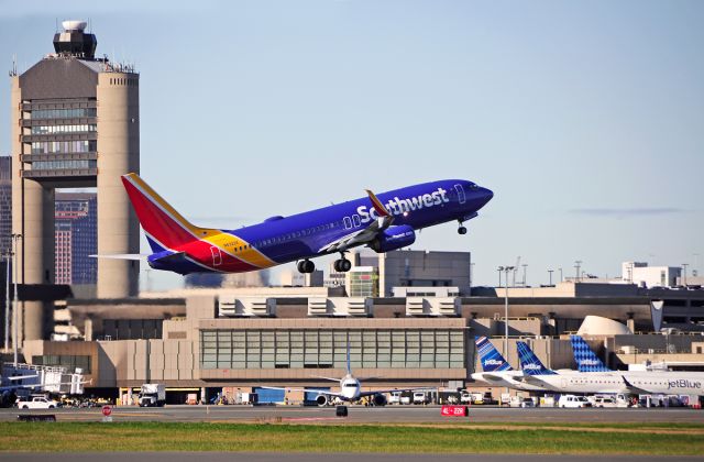 Boeing 737-800 (N8322X)