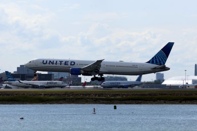 BOEING 767-400 (N68061) - EWR weather diversion