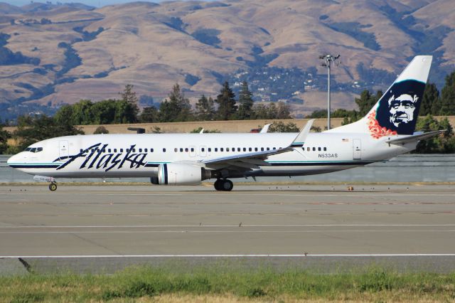 Boeing 737-800 (N533AS)