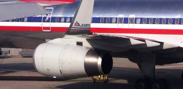 Boeing 757-200 (N189AN) - 2013