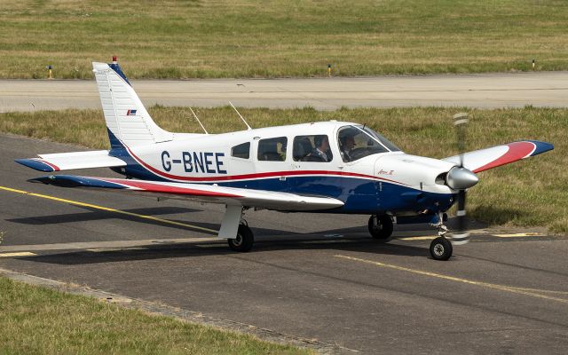 Piper Cherokee Arrow (G-BNEE)