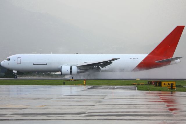 BOEING 767-300 (N371CM)