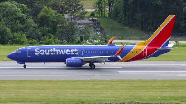 Boeing 737-800 (N8633A)