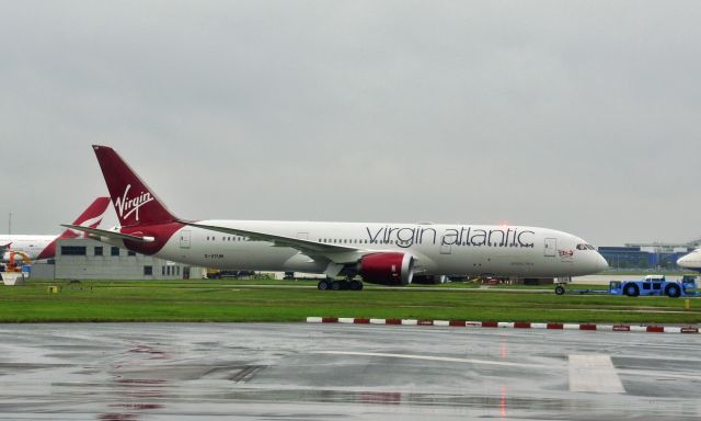 Boeing 787-9 Dreamliner (G-VYUM) - Virgin Atlantic Airways Boeing 787-9 Dreamliner G-VYUM in London Heathrow