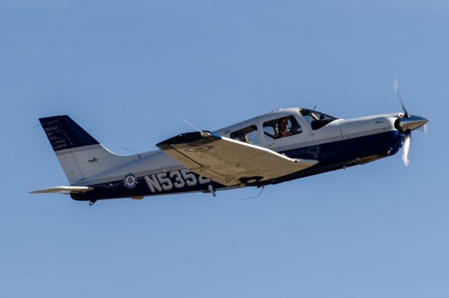 Piper Cherokee Arrow (N5352D)