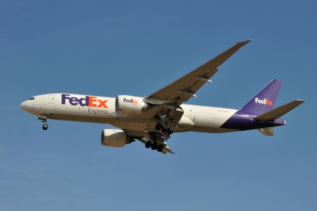 Boeing 777-200 (N884FD) - 2012/1/28