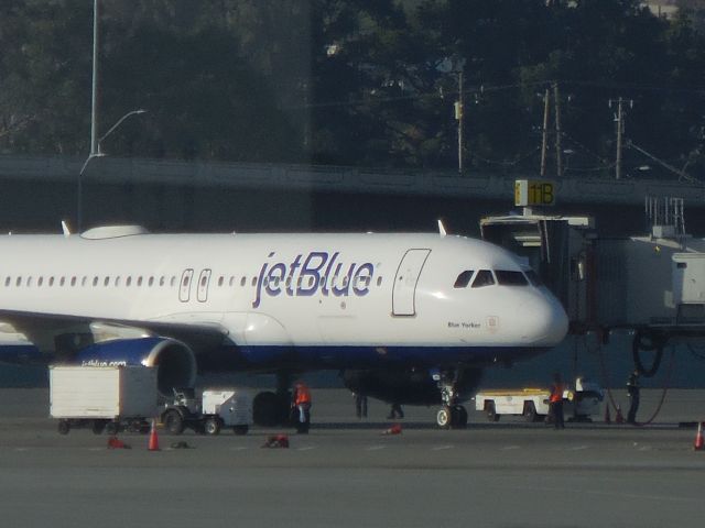 Airbus A320 (N821JB) - I dont know why this plane has a big radar on top