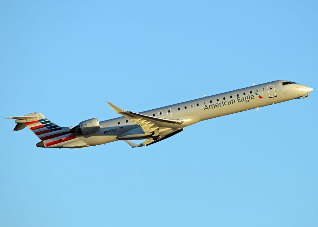 Canadair Regional Jet CRJ-900 (N945LR)