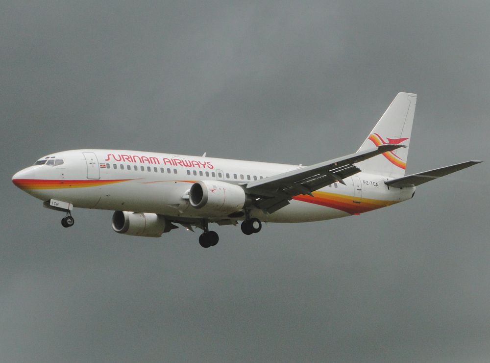 BOEING 737-400 (PZ-TCN)