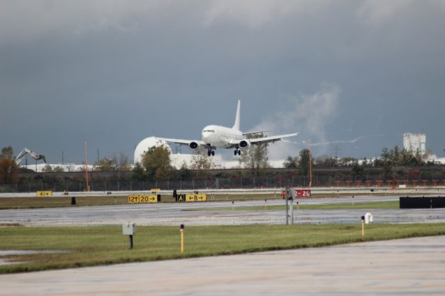 Boeing 737-700 (N418US) - Landing on Runway 12 at Gary Regional Airport.