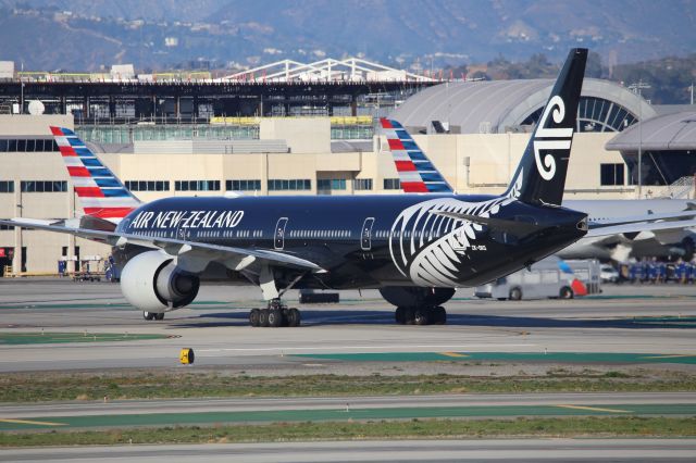 BOEING 777-300ER (ZK-OKQ)