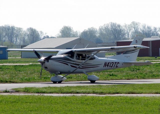 Cessna Skylane (N413TC) - At Shreveports Downtown Airport.