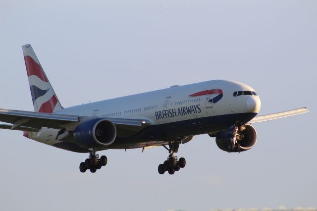 Boeing 777-200 (G-YMMT) - A British Airways B777-200 on final approach into LHR, Landing on runway 27R.br /br /Location: Northern Perimiter Road, Beside Runway 27R.br /Date: 20.12.22 (dd/mm/yy).