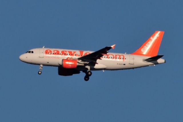 Airbus A319 (G-EZDX) - 2009