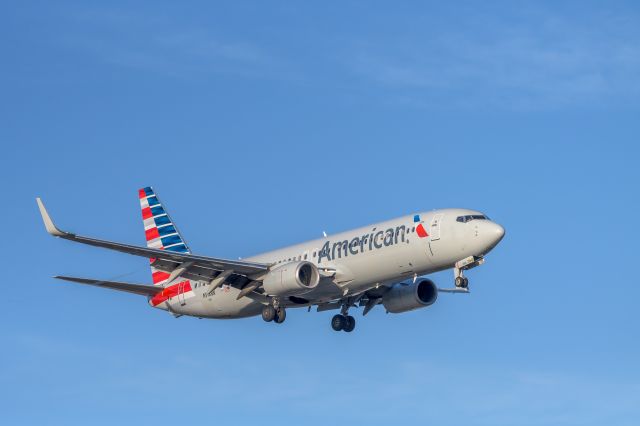 Boeing 737-800 (N918NN) - American N918NN arriving at John Wayne Airport (SNA)