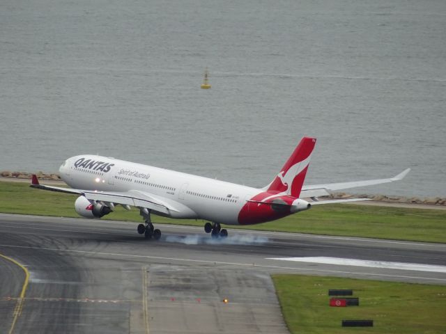 Airbus A330-300 (VH-QPD)