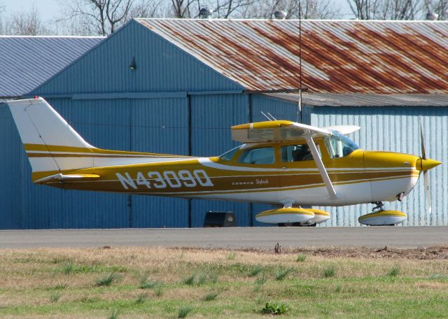 Cessna Skyhawk (N4309Q) - Taxiing at Downtown Shreveport.