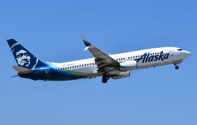 Boeing 737-800 (N556AS) - Alaska Airlines B738 bringing the gear up off of runway 07 at Santa Barbara, headed to KSEA.