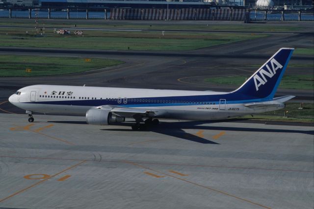 BOEING 767-300 (JA8275) - Taxing at Tokyo-Haneda Intl Airport on 1993/10/24
