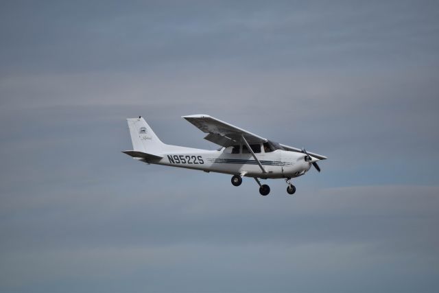 Cessna Skyhawk (N9522S) - 9/16/2016: A Cessna 172R arriving at KPAE.