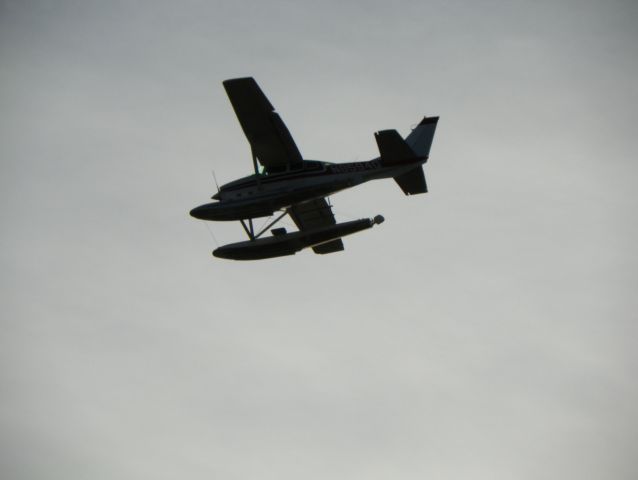 — — - Cessna 206 doing touch and goes