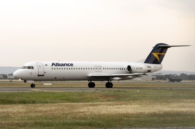 Fokker 100 (VH-XWT)