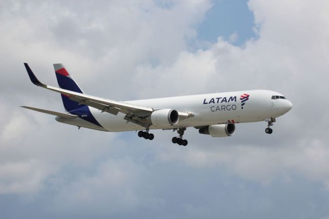 BOEING 767-300 (N534LA) - Spotting at KMIA, May 15, 2018