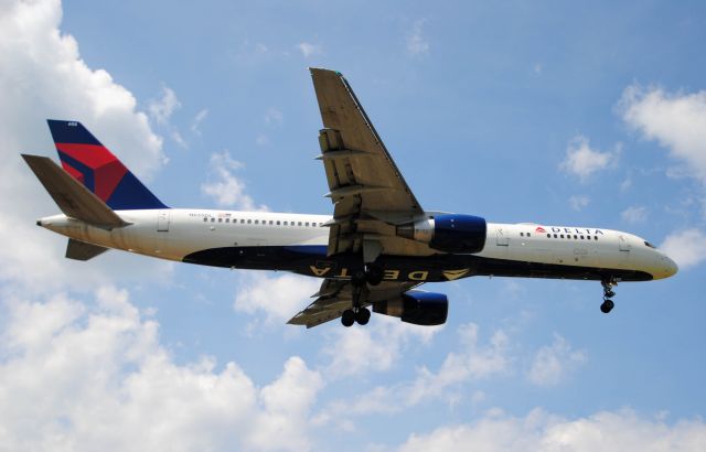 Boeing 757-200 (N655DL) - Delta 757 Charter Landing at HPN to pick up the New York Rangers.  