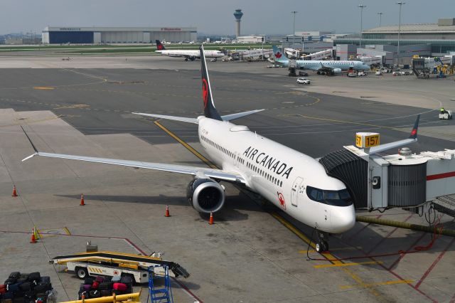 Boeing 737 MAX 8 (C-FTJV) - Air Canada Boeing 737-8 MAX C-FTJV in Toronto