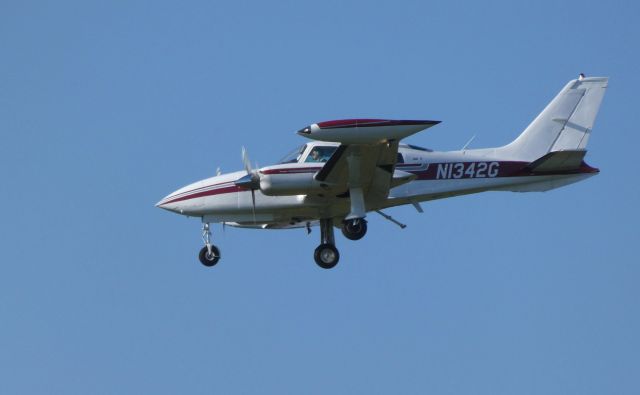 Cessna 310 (N1342G) - On final is this 1974 Cessna 310R in the Autumn of 2018.