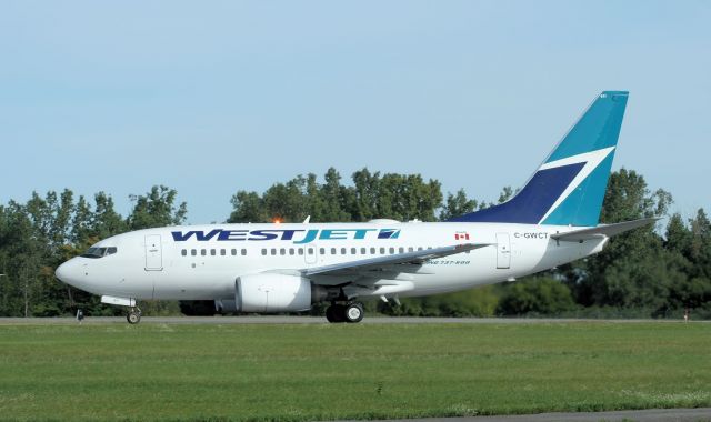 BOEING 737-600 (C-GWCT) - Mid-morning flight to Toronto (CYYZ) on 24-Aug-13.